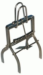 de yankee mollenklem is de meest effectieve en de meest gebruikte klem, door zijn sterke veer is de mol opslag dood